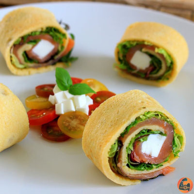 Rollitos de tortilla con salmón y queso